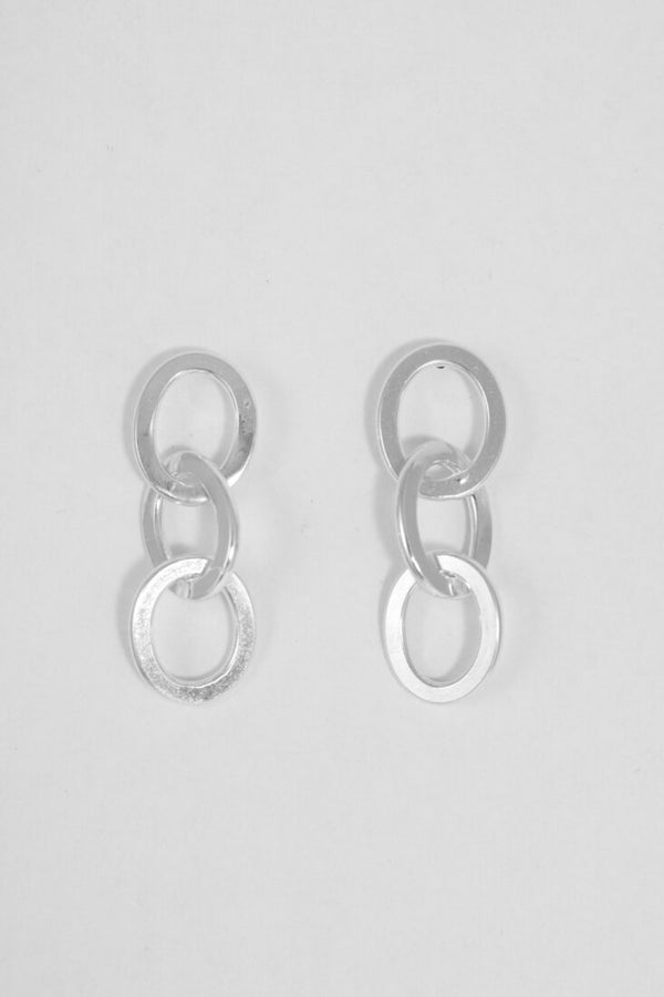 Flat lain shot of the triple flattened oval link earring